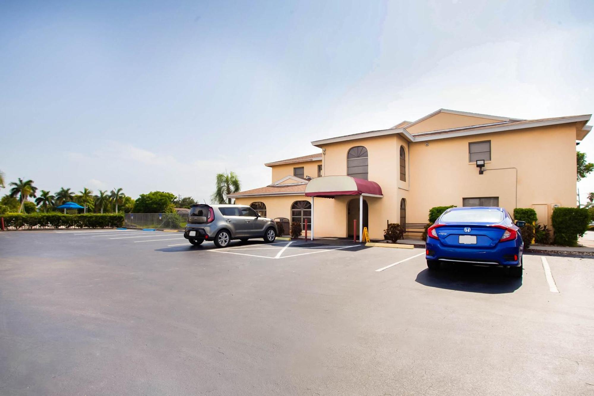 Oyo Waterfront Hotel- Cape Coral Fort Myers, Fl Exterior photo