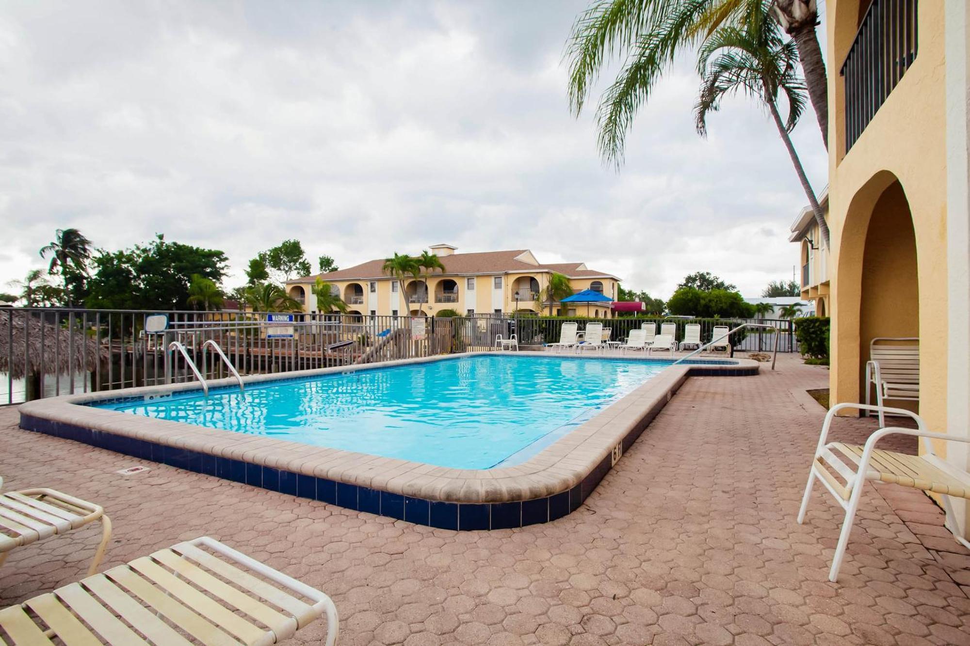 Oyo Waterfront Hotel- Cape Coral Fort Myers, Fl Exterior photo